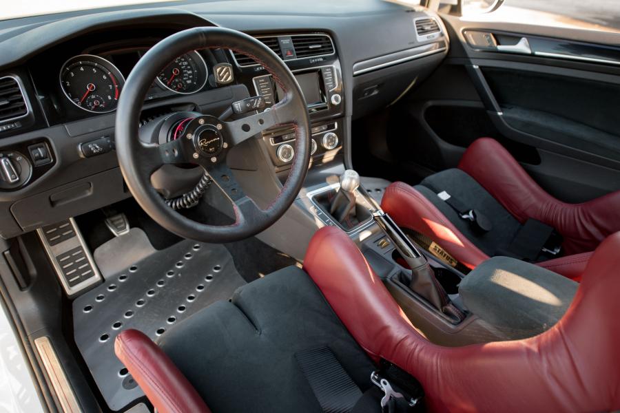 Интерьер Volkswagen Golf GTI RS Concept 2017 года  (фото 4 из 9)